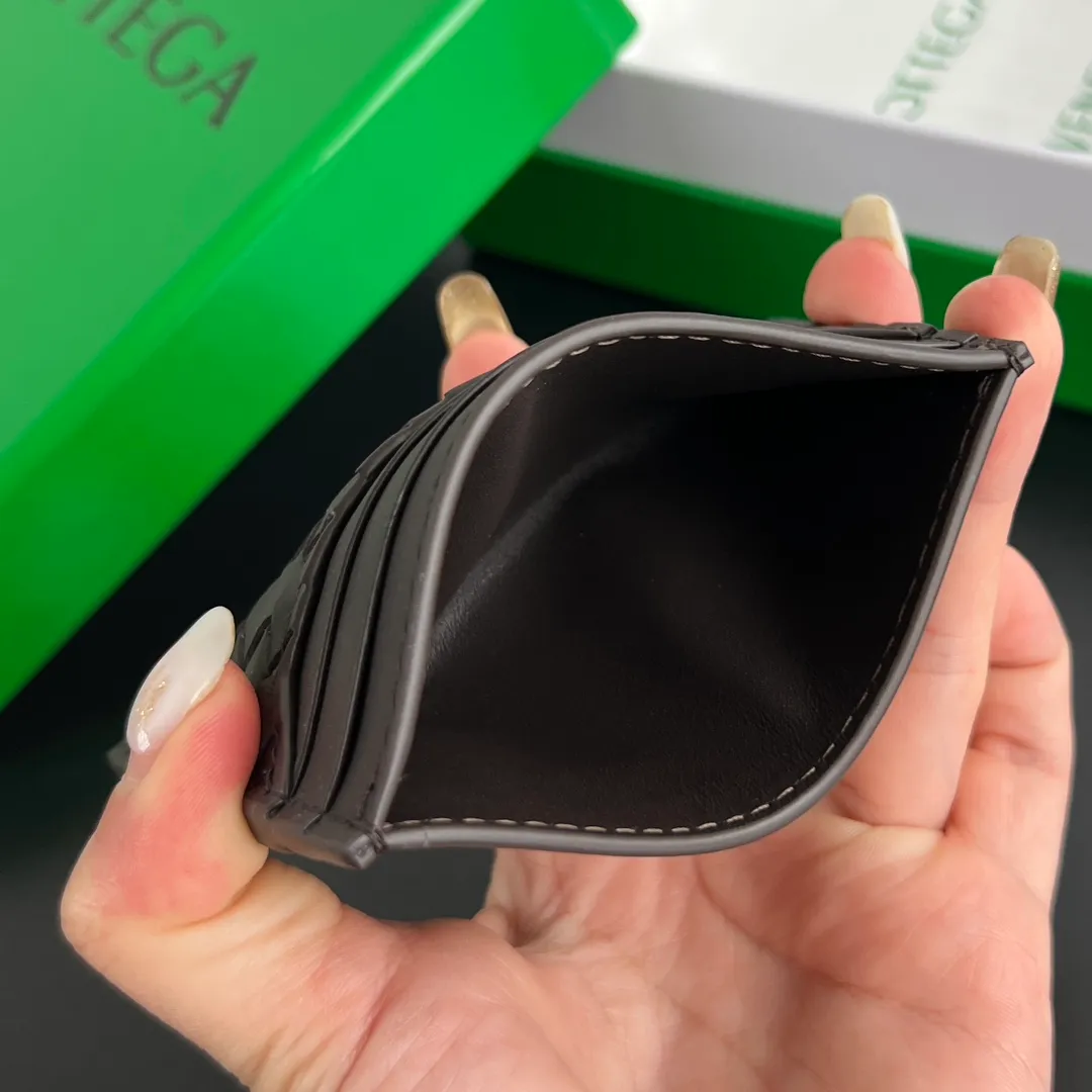 #BV New Small Woven Card Holder 817397 Simple and exquisite card holder. Small, light and easy to carry. Put it directly in your pocket or put it in a small bag. It is made of cowhide and feels soft to the touch. There are 6 card slots on both sides and the main card slot in the middle. It is enough for daily use. In the era of no cash, the card holder is more convenient and practical. The card holder that everyone needs. Size: 11x8x0.2 P400
